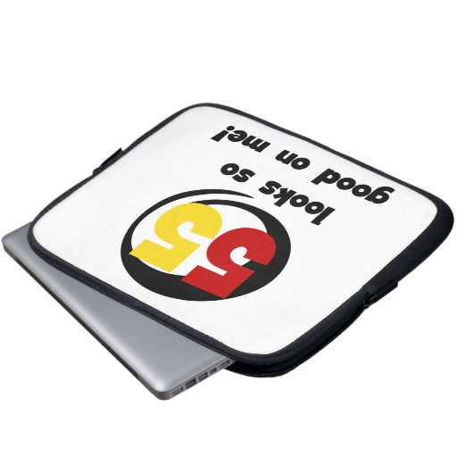 55 sieht mir so gut aus wie T - Shirt und Geschenk Laptopschutzhülle (Vorne Knopf)