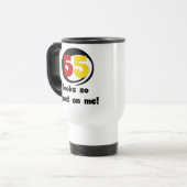 55 sieht mir so gut aus wie T - Shirt und Geschenk Reisebecher (Vorderseite Links)