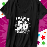 56 Jahre alt Sarcastic Meme Funny 56. Geburtstag T-Shirt<br><div class="desc">Dieses witzige 56. Geburtstagsdesign macht einen sarkastischen Spaß-Witz oder ein Novum-Gag für ein 56-jähriges Geburtstagsthema oder eine Überraschung für die 56. Geburtstagsparty! Das "I made it to 56 Years Old.. Nothing Scares Me" lustige 56. Geburtstagsmeme, die viel Lachen von Familie, Freunden, Party und dem Geburtstagskind oder dem Typ bekommen wird!...</div>