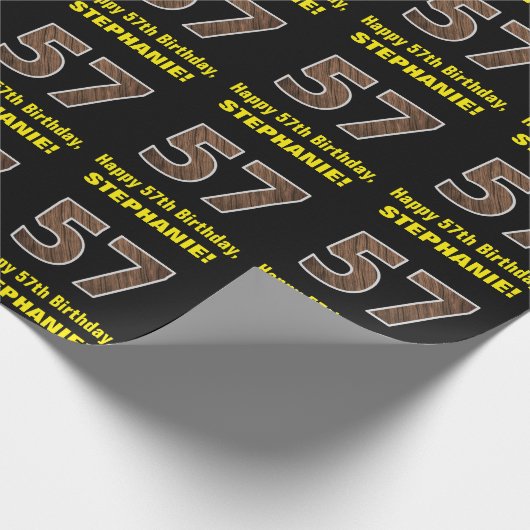 57. Geburtstag: Name & Imitate Holzkörnchen Muster Geschenkpapier (Ecke)