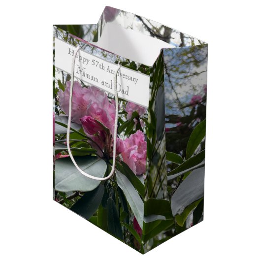 57. Hochzeitstag Pink Rhododendron Mittlere Geschenktüte (Vorderseite Schrägansicht)