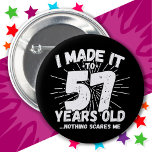 57 Jahre alt Sarcastic Meme Funny 57. Geburtstag Button<br><div class="desc">Dieses witzige 57. Geburtstagsdesign macht einen sarkastischen Spaß-Witz oder ein Novum-Gag für ein 57-jähriges Geburtstagsthema oder eine Überraschung für die 57. Geburtstagsparty! Das "I made it to 57 Years Old.. Nothing Scares Me" lustige 57. Geburtstagsmeme, die viel Lachen von Familie, Freunden, Party und dem Geburtstagskind oder dem Typ bekommen wird!...</div>