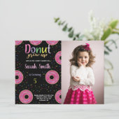 5. Black Pink Foto Donut Geburtstag Einladungen (Stehend Vorderseite)