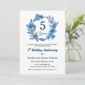 5. blaue Blumen Überraschung Hochzeitstag Einladung (Stehend Vorderseite)