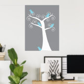 5 Blaue Vögel in einem Baum (grauer Hintergrund) d Poster (Heimbüro)