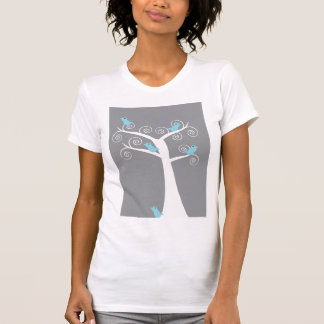 5 Blaue Vögel in einem Shirt von Bäumen (grau)