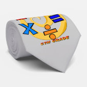 5. Grad-Felsen - Mathe-Symbole Krawatte (Gerollt)