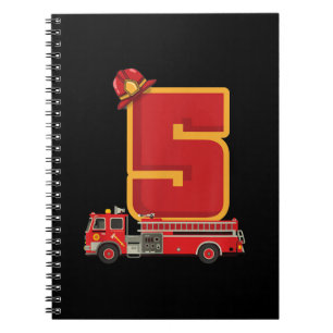 5 Jahre alt Geburtstagskind gibt Feuerwehrmann Notizblock