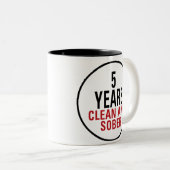 5 Jahre säubern und ernüchtern Zweifarbige Tasse (VorderseiteRechts)