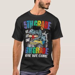 5. Klasse Wir sind 6. Klasse hier kommen wir Dinos T-Shirt