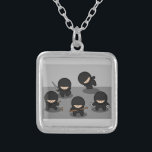 5 Kleine Ninjas Versilberte Kette<br><div class="desc">5 niedliche kleine Ninjas in verschiedenen Haltungen und mit einer Vielzahl von Waffen,  darunter ein Dolch,  einige Nunchucks,  und werfen Sterne.</div>