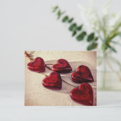 5 rote Holzherzen miteinander verbunden Postkarte (Stehend Vorderseite)