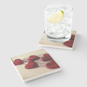 5 rote Holzherzen miteinander verbunden Steinuntersetzer (Seitenansicht)