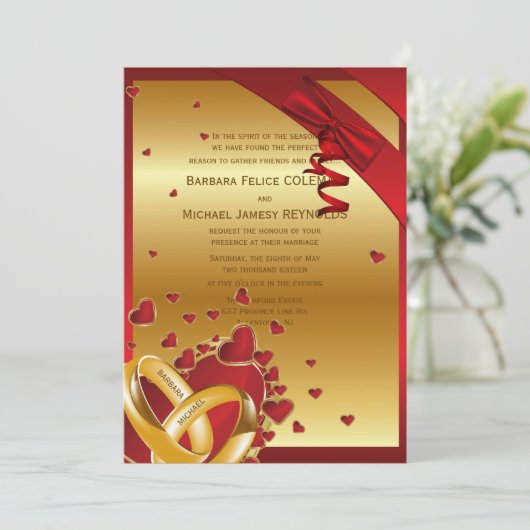 5" x 7" Luxus Moderne Goldene Ringe Rotes Herz Einladung (Stehend Vorderseite)