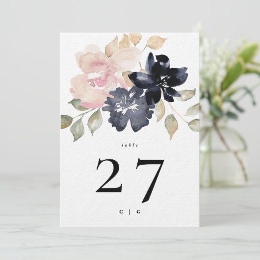 5 x 7 Romantische Navy Florals Hochzeiten Tischnum Einladung (Stehend Vorderseite)