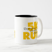 5K Run Yellow Zweifarbige Tasse (VorderseiteRechts)