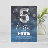 5th Birthday Silver Balloon | Blue Party Einladung (Stehend Vorderseite)