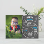 5th Boy Birthday Chalkboard mit Foto Blue Number Einladung (Stehend Vorderseite)
