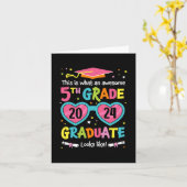 5th Grade Graduate sieht aus wie Cl 2024 Abschluss Karte (Gelbe Blume)