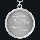 60. Diamond Wedding Name Versilberte Kette<br><div class="desc">Ein hübsches Geschenk für die Ehefrau mit Diamanten von ihrem Ehemann oder ihren Kindern. Erhältlich in verschiedenen Stilen und auch für 25.,  40. und 50. Jubiläen.</div>