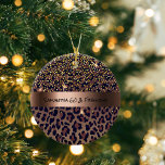 60 & Fabulous Birthday Party Leopard Muster Glasur Keramik Ornament<br><div class="desc">Elegant, cool, glamourös und feminin für eine 60 & fabelhafte Geburtstagsparty mit braunem, goldfarbenem und schwarzem Leopardenmuster, dekoriert mit goldenen Konfetti. Vorlage für einen Namen und Alter 60. Ein Imitat bronze metallisch aussehende Band. Schwarze handgeschriebene Schrift, Buchstaben. Zurück: Vorlage für ein Datum. Geburtsdatum oder Geburtsdatum des Meilensteins Perfekt als Geburtstagsgeschenk,...</div>