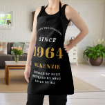 60. Geburtstag 1964 Name Chic Elegant Black Gold Schürze<br><div class="desc">Elegante Black & Gold Chic Schürze - 60. Geburtstag 1964 Name Personalisiert Kitchen & GRILLEN Essentials. Feiern Sie Ihren Geburtstag mit Stil und Praxisnähe! Diese elegante Black & Gold Chic Schürze, personalisiert für die geborenen im Jahr 1964, ist das perfekte Accessoire für den kulinarischen Liebhaber in Ihrem Leben. Das auffallende...</div>