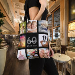 60. Geburtstag benutzerdefinierte Foto Collage Fra Tasche<br><div class="desc">Ein einzigartiges Geschenk für den 60. Geburtstag einer Frau, die ihr Leben mit einer Collage von 8 eigenen Fotos, Bildern feiert. Personalisieren und fügen Sie ihren Namen, Alter 60 und ein Datum. Ein schicker schwarzer Hintergrund. Graue und weiße Buchstaben und Zahlen. Der Name ist mit einem modernen handgeschriebenen Stilskript geschrieben....</div>