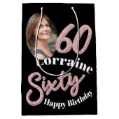 60. Geburtstag Foto Skript Rose pink Mittlere Geschenktüte (Vorderseite)