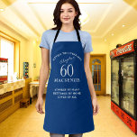 60. Geburtstag Name Elegant Blau und Weiß hinzufüg Schürze<br><div class="desc">Diese atemberaubende, maßgeschneiderte 60. Geburtstagsfeier-Schürze aus dem T4 Studio ist die perfekte Art, den besonderen Meilenstein zu feiern! Es ist aus leichter und haltbarer Baumwolle gefertigt und mit einem klassischen Blau-Weiß-Muster versehen, das mit einem einzigartigen Namen und einer einzigartigen Botschaft personalisiert werden kann. Ideal für den Koch in Ihrem Leben,...</div>