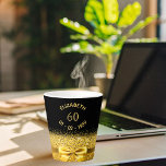 60. Geburtstag schwarzer Goldbug Milchtasse<br><div class="desc">Elegant,  klassisch,  glamourös und feminin. Ein Imitat goldfarbenen Bogen und Band. Schwarzer Hintergrund. Vorlagen für ihren Namen,  Alter 60 und Geburtsdatum. Kurzer Text und goldene Buchstaben</div>