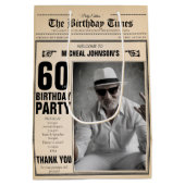 60. Geburtstag Vintage Zeitungsspass Custom Foto Mittlere Geschenktüte (Rückseite)