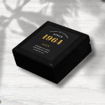 60. Geburtstagsname 1964 Black Gold Elegant Chic Erinnerungskiste<br><div class="desc">Elegante 60. Geburtstag Black & Gold Personalisiert 1964 Geschenkboxen - Ultimative Chic Überraschung für den Besondere Anlass. Entdecken Sie das ultimative 60. Geburtstagsgeschenk mit unserer eleganten, schwarzen und goldenen personalisierten Geschenkboxen. Geboren aus dem Stil und dem Geist von 1964, dieses raffinierte Paket wird sicher eine Aussage machen. Jede Schachtel ist...</div>