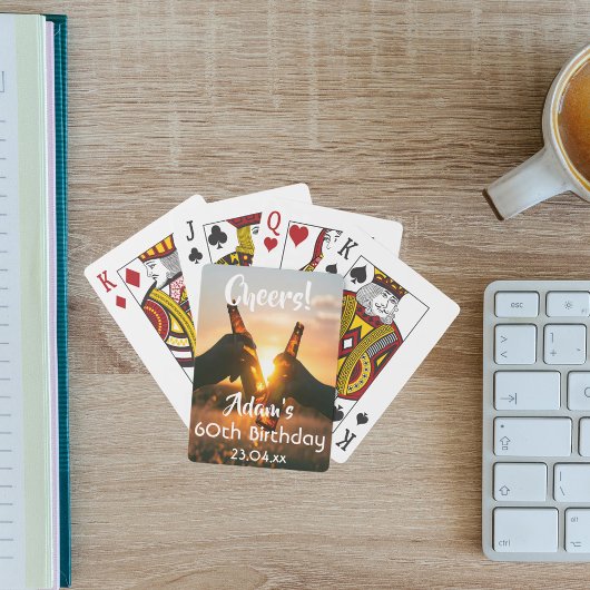 60. Geburtstagsparty Typ Männer jubeln Bier Spielkarten