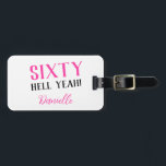 60 HELL YEAH! Personalisiertes 60. Geburtstagsgesc Gepäckanhänger<br><div class="desc">Feiern Sie mit diesem personalisierten Gepäckanhänger, der zum Geburtstag der Königin (oder Königin), die sich auf den Weg macht, ihren sechzigsten Geburtstag im kühlen Stil! Mit dem bestärkenden Slogan "Sixty Hell Yeah!" in Rosa, Schwarz und Weiß ergänzt dieses Tag jede Reise um Flair. Passen Sie es mit ihrem Namen und...</div>