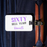 60 HELL YEAH! Personalisiertes 60. Geburtstagsgesc Gepäckanhänger<br><div class="desc">Kühne, fabelhaft und absolut unvergesslich - genau wie der Geburtstagsstar! Dieses personalisierte lila "Sixty Hell Yeah!" Gepäckanhänger ist ein lustiges und leidenschaftliches Geschenk für jeden, der sein sechzigstes Mal stilvoll feiert. Vollständig anpassbar mit Name und Kontaktinformationen, ist es perfekt zum Geburtstag unterwegs oder zu Reisen. Egal ob für eine besondere...</div>