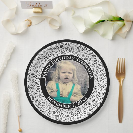 60 Ihr Foto Random Number Pattern Schwarz/Weiß Pappteller (Hochzeit)