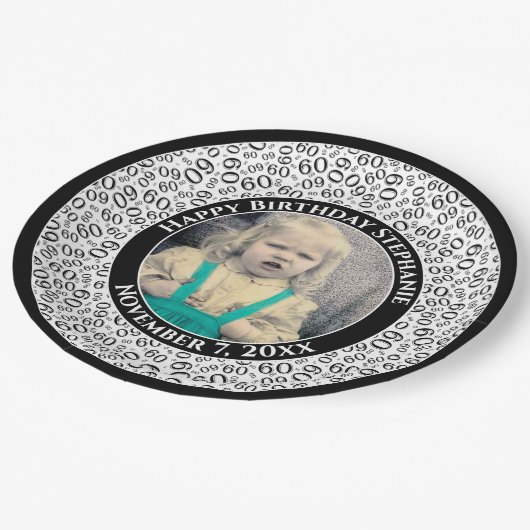 60 Ihr Foto Random Number Pattern Schwarz/Weiß Pappteller (Schrägansicht)