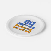 60 ist nicht alt, bedrückend, aber nicht alt Telle Pappteller (Schrägansicht)