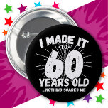 60 Jahre alt Sarcastic Meme Funny 60. Geburtstag Button<br><div class="desc">Dieses witzige 60. Geburtstagsdesign macht einen sarkastischen Spaß-Witz oder ein Novum-Gag für ein 60-jähriges Geburtstagsthema oder überrascht 60. Geburtstagsparty! Das "I made it to 60 Years Old.. Nothing Scares Me" lustige 60. Geburtstagsmeme,  die viel Lachen von Familie,  Freunden,  Party und dem Geburtstag Typ oder Mädchen bekommen wird!</div>