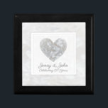 60. Jahrestag der Diamantenhochzeit Erinnerungskiste<br><div class="desc">Eleganter 60. Hochzeitstag personalisierte Holzschmuck-/ -schmuckbox mit Diamantenherz-Design. Das ideale Geschenk für Paare, Eltern oder Großeltern, die ihren Diamantenhochzeitstag feiern. Die Kiste kann mit Platz für die Namen des Ehemanns und der Ehefrau personalisiert werden. Die Nachricht zeigt auf dem Design lautet: "Feiern 60 Jahre". Dies kann mithilfe der Anpassungsfunktion geändert...</div>