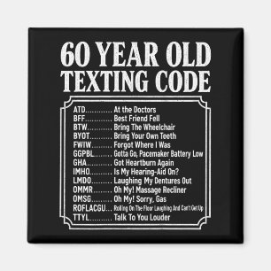 60-jähriger Senior, der Code auf dem Rücken textet Magnet