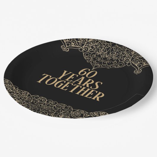 60-jähriges Gold-Lace auf der schwarzen Papierplat Pappteller (Schrägansicht)