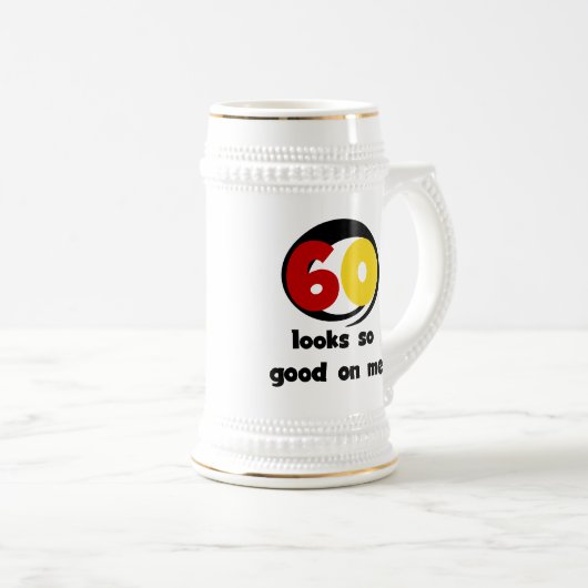 60 sieht mir so gut aus wie T - Shirt und Geschenk Bierglas (VorderseiteRechts)