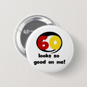 60 sieht mir so gut aus wie T - Shirt und Geschenk Button (Vorne & Hinten)