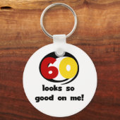 60 sieht mir so gut aus wie T - Shirt und Geschenk Schlüsselanhänger (Vorderseite)