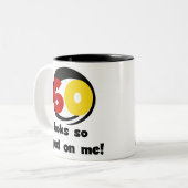 60 sieht mir so gut aus wie T - Shirt und Geschenk Zweifarbige Tasse (Vorderseite Links)