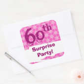 60. Überraschung Geburtstagspartei rosa Muster Vor Quadratischer Aufkleber (Umschlag)