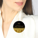 60 und fabelhaftes schwarzes Gold elegant Button<br><div class="desc">Elegant,  klassisch,  glamourös und feminin. Ein goldfarbener Bogen mit goldenem Glitzer und Funkeln,  ein bisschen Bling und Luxus zum Geburtstag. Schwarzer Hintergrund. Mit dem Text: 60 und fabelhaft!</div>