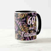60 und Fabulous! Helle Ferns auf schwarzer Tasse (VorderseiteRechts)
