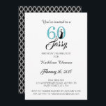 60 und Sassy | 60. Geburtstagsparty Einladung<br><div class="desc">Das elegante Foto lädt Sie zum 60. Geburtstag ein und lassen Sie sich für Ihre 60. Geburtstagsfeier personalisieren. Die Wörter "60 und Sassy" in schwarz und blau Glitzer sind Set mit moderner Typografie. Auf der Rückseite der Karte befindet sich ein raffiniertes geometrisches Schwarz-Weiß-Muster. Matching Produkte und andere Farben sind in...</div>